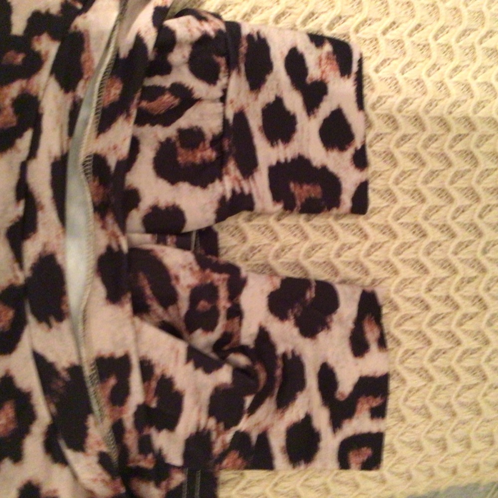π₯³HP 11/22 Leopard pullover long sleeve top sz medium 22β bust flat - Picture 6 of 7